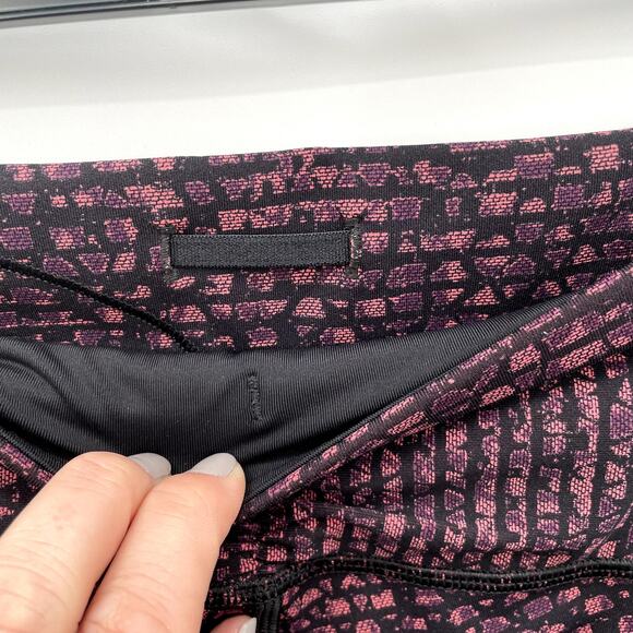 LULULEMON Outrun 17" Crop in Shatter Weave Dust Coral Plum / Black // 4 - Picture 9 of 12